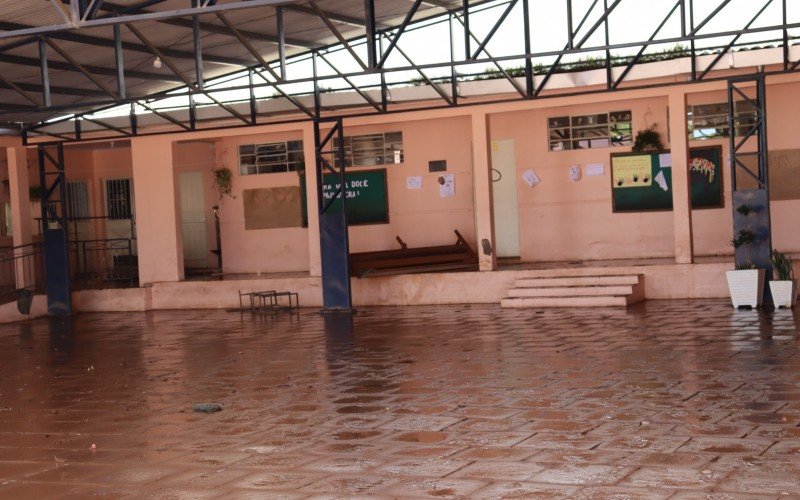 Escola Coronel Pedro Alencastro GuimarÃ£es, bairro Navegantes, em SÃ£o SebastiÃ£o do CaÃ­