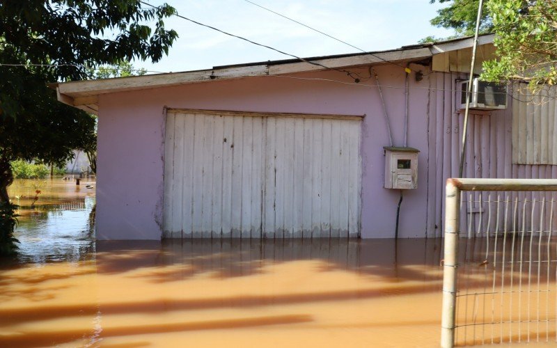 Ãgua invadiu dezenas de casas