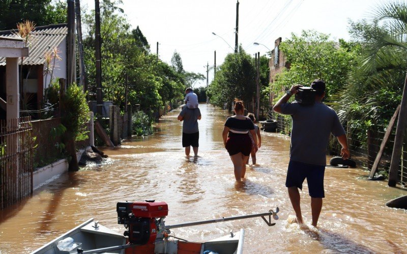 Moradores se arriscam ao passar pela Ã¡gua