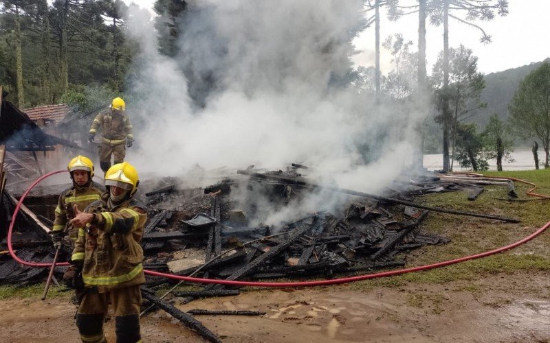 Casa na aldeia indígena na Flona pegou fogo em Canela