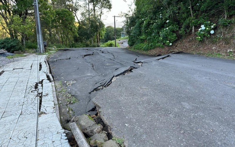 Rachaduras em rua apÃ³s movimentaÃ§Ã£o de terra em Gramado