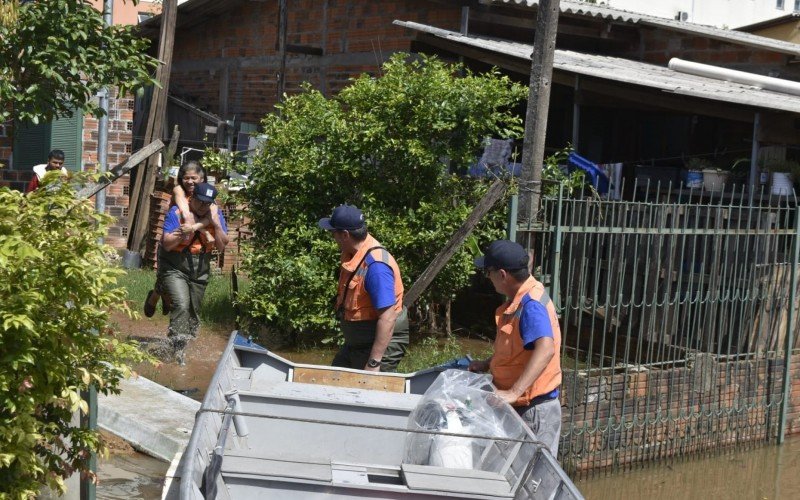 Moradores foram resgatados de casas ilhadas ao longo da segunda-feira | Jornal NH