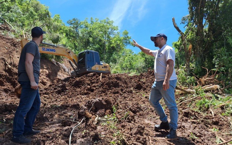 ENCHENTE: 50 famílias seguem isoladas após deslizamento de terra interditar estrada na região