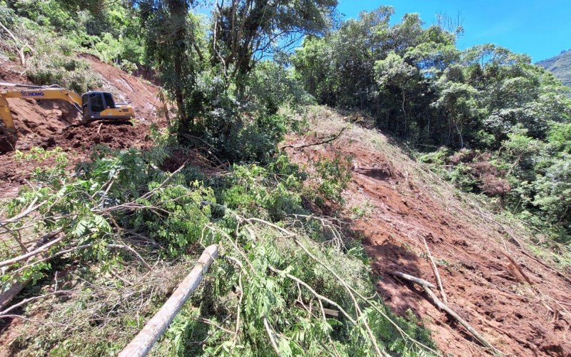 Estrada de acesso a localidade de Maragatos está interditada devido a deslizamento de terra | Jornal NH