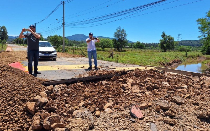 Avenida Anexação, no Rolantinho, também está interditada após água voltar a levar o asfalto e provocar crateras na pista | Jornal NH