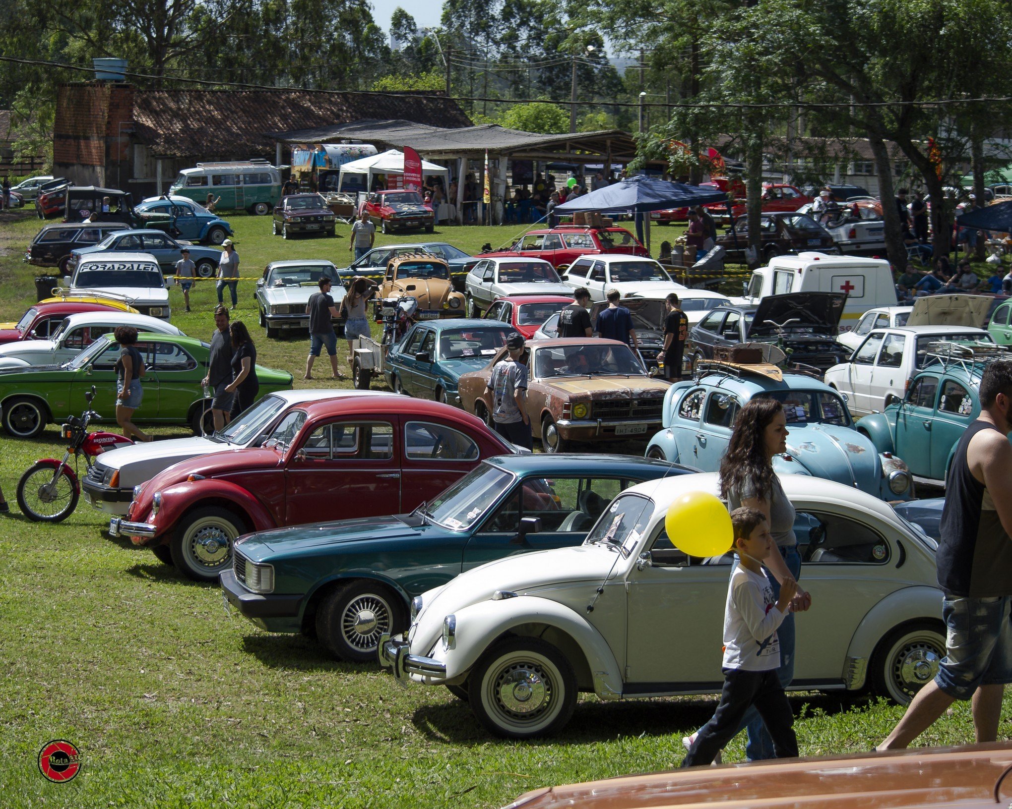 Encontro de carros antigos reúne 200 veículos em Lomba Grande