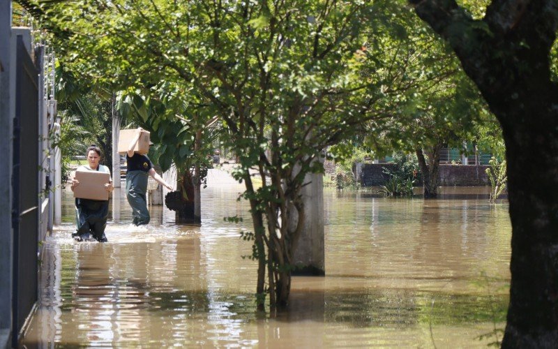 FuncionÃ¡rios de uma empresa de laticÃ­nios do bairro Canudos, em Novo Hamburgo, precisaram enfrentar a enchente para abastecer clientes