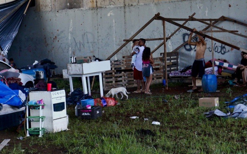 ENCHENTE: Moradores atingidos pela cheia do Rio dos Sinos passam a noite embaixo de viaduto na BR-116: "Consegui sair só com o que tinha no corpo"