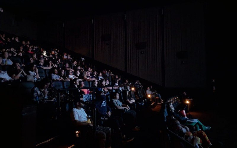 Sala de cinema lotada para curta  | abc+