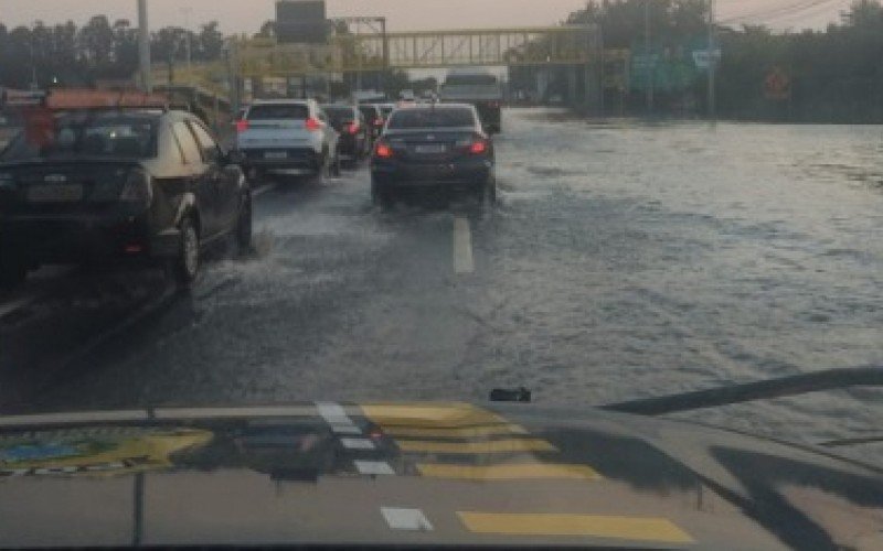 BR-116: Pistas laterais da rodovia seguem bloqueadas em cidades do Vale do Sinos