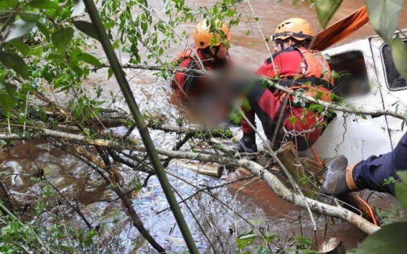 Corpos de pai e filho foram encontrados dentro do veÃ­culo na segunda-feira