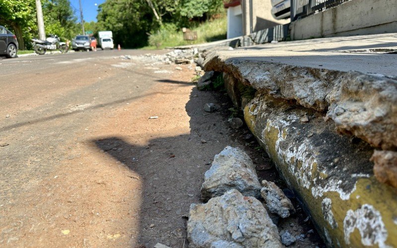 Parte da estrutura cedeu, no bairro Piratini, em Gramado