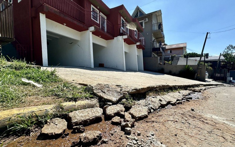 Prédios e casas da rua apresentam rachaduras e estão interditados