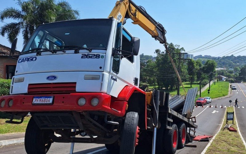 Caminhão empinou em Novo Hamburgo  | Jornal NH