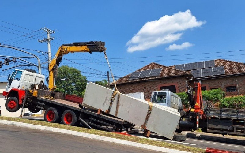 Caminhão empina, vira "gangorra" e afeta trânsito em bairro de Novo Hamburgo