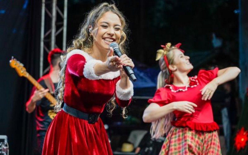 Luiza Barbosa apresentou canções natalinas na noite de abertura da programação | Jornal NH