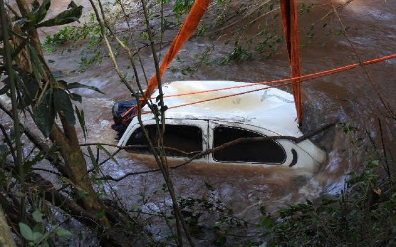 Fusca foi arrastado com famÃ­lia dentro apÃ³s cair de ponte no Rio Turvo, em Coqueiros do Sul