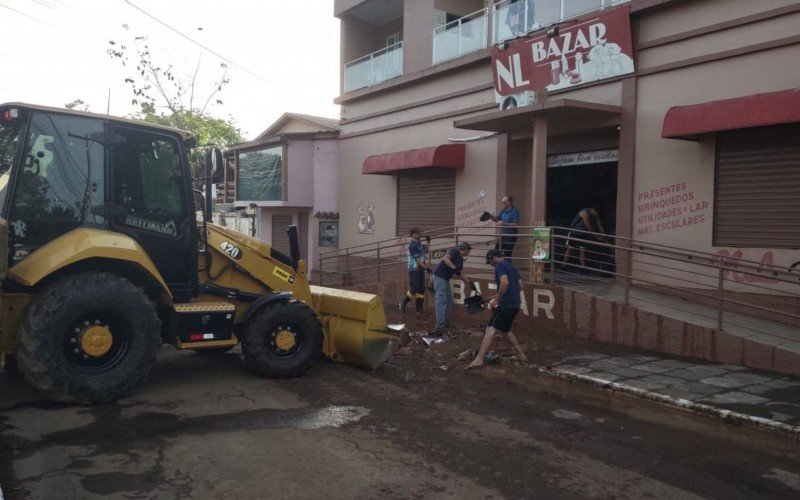 MutirÃ£o de limpeza em SÃ£o SebastiÃ£o do CaÃ­ conta com ajuda de outros municÃ­pios