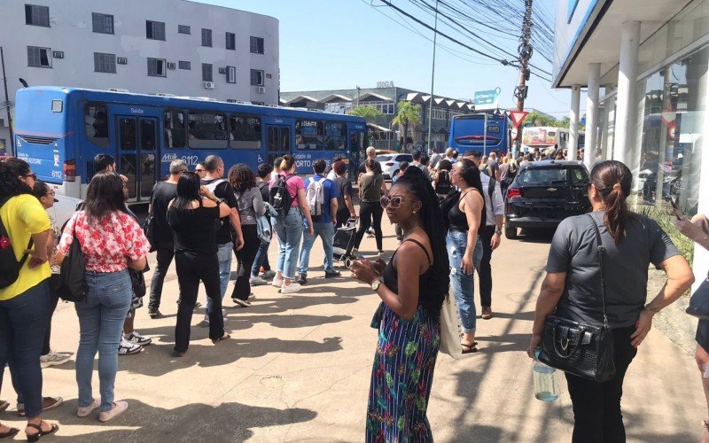 TRENSURB: Passageiros enfrentam filas para pegar ônibus entre estações que estão fechadas devido a água nos trilhos