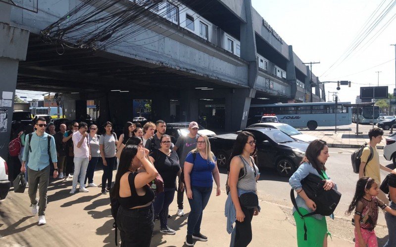 Passageiros enfrentam filas para pegar Ã´nibus entre estaÃ§Ãµes que estÃ£o fechadas devido a Ã¡gua nos trilhos