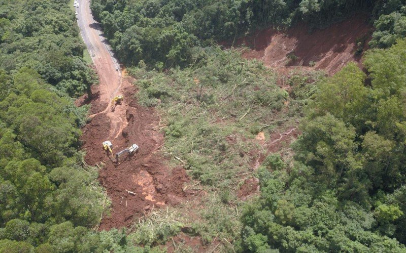 Equipes trabalham na limpeza da RS-122, em Alto Feliz, apÃ³s deslizamento de terra 