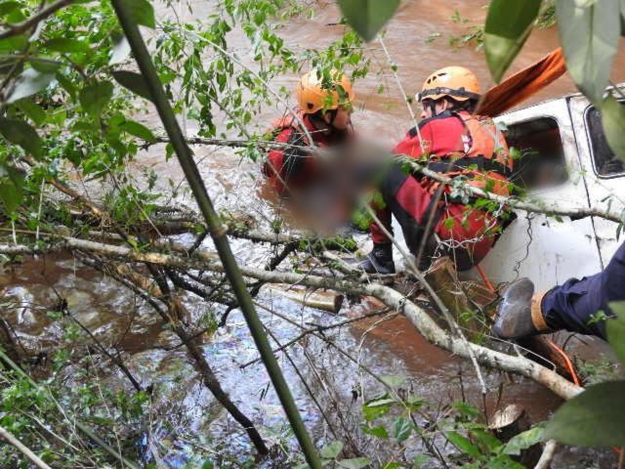 VÍDEO: Pai, mãe e filho de dois anos morrem após fusca cair de ponte no RS