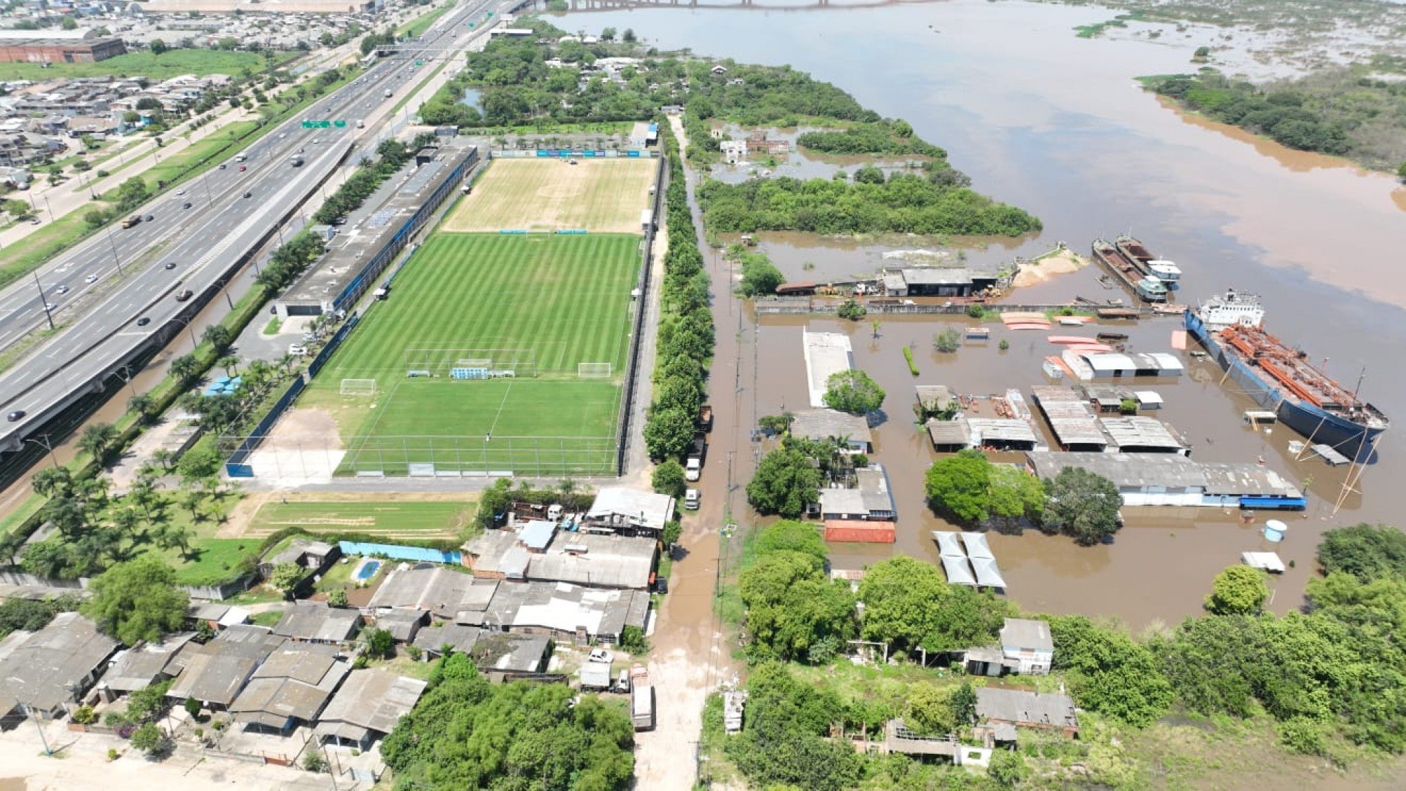 Vídeo mostra CT do Grêmio rodeado de água pela cheia do Guaíba; veja e saiba como ficam treinos
