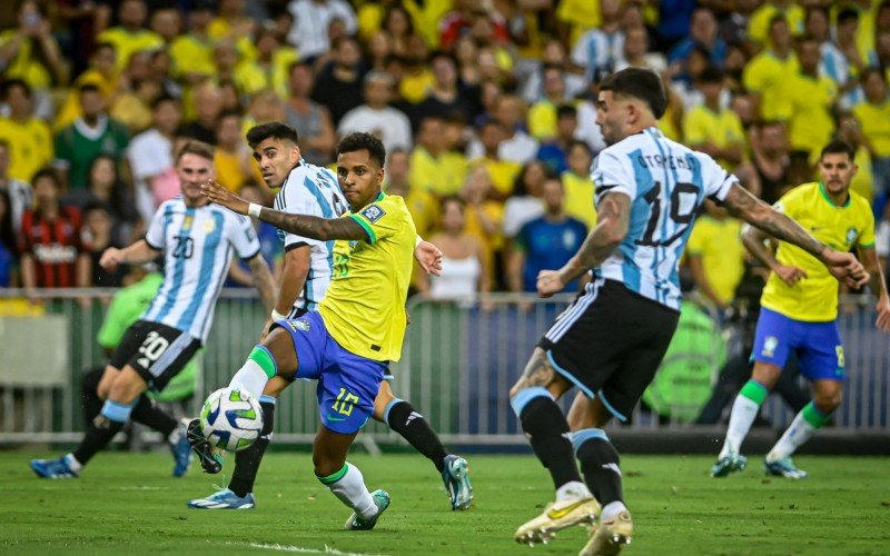 Rodrygo, com a camisa 10 da seleção, não conseguiu fazer uma boa partida na derrota para a Argentina | Jornal NH