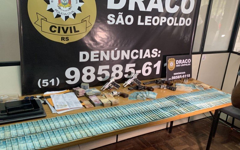 Dinheiro, armas e veículos foram apreendidos pela Polícia durante a Operação Mercado, desencadeada nesta quarta-feira (22) 