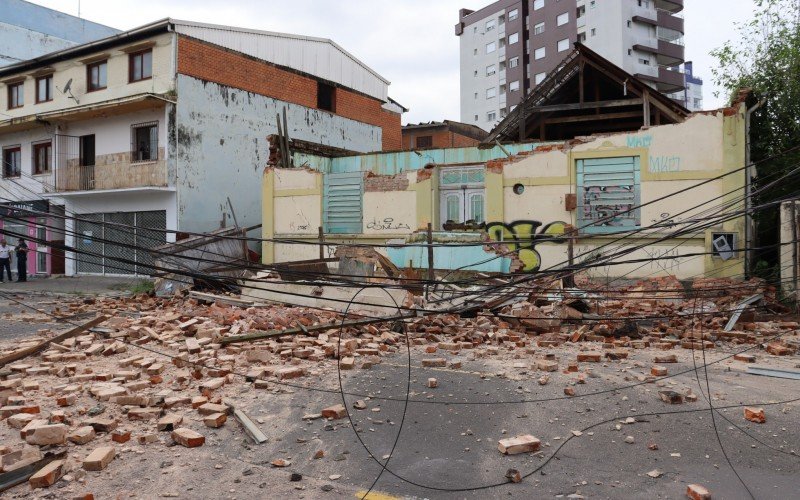 PrÃ©dio desaba na Rua dos Andradas, em Campo Bom 