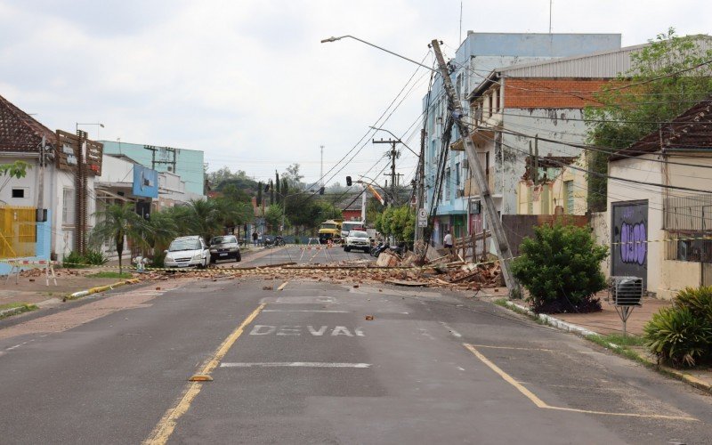 PrÃ©dio desaba na Rua dos Andradas, em Campo Bom 