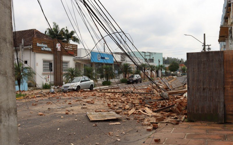 PrÃ©dio desaba na Rua dos Andradas, em Campo Bom 