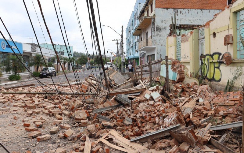 PrÃ©dio desaba na Rua dos Andradas, em Campo Bom 