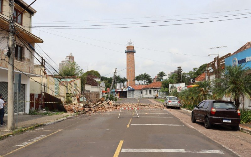 PrÃ©dio desaba na Rua dos Andradas, em Campo Bom 