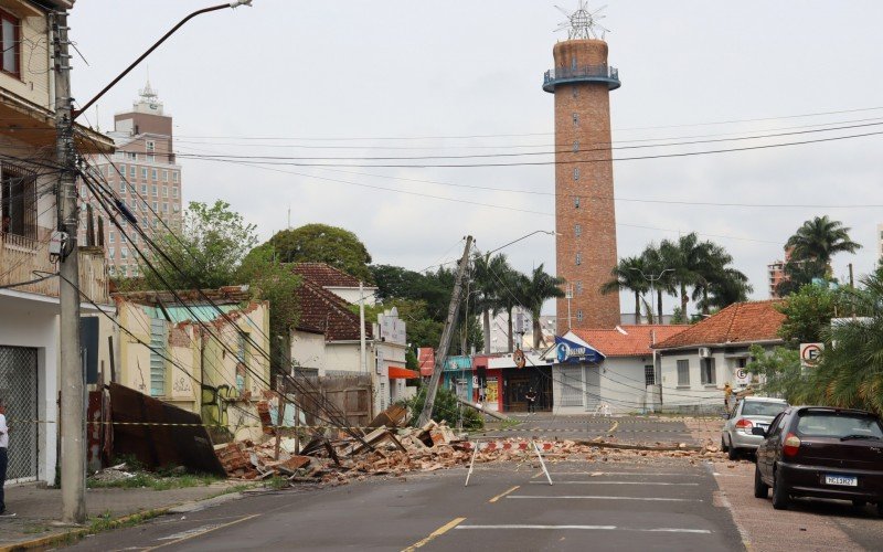 PrÃ©dio desaba na Rua dos Andradas, em Campo Bom 