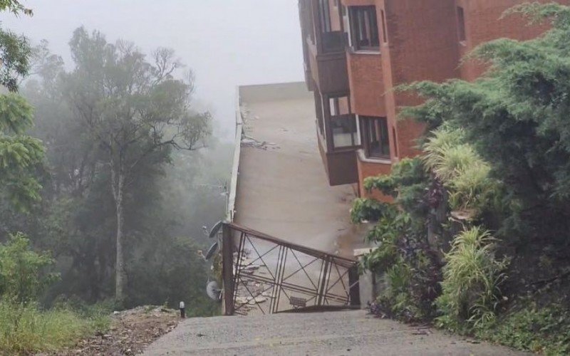 VÍDEO: Rachaduras maiores e prédio inclinado são observados em área de Gramado evacuada após movimentação de terra