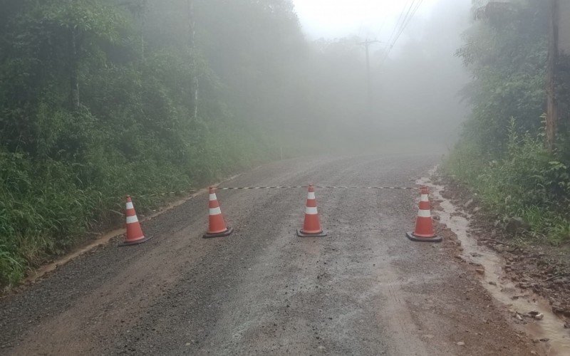 Estrada da Linha Tapera está totalmente bloqueada para trânsito em Gramado