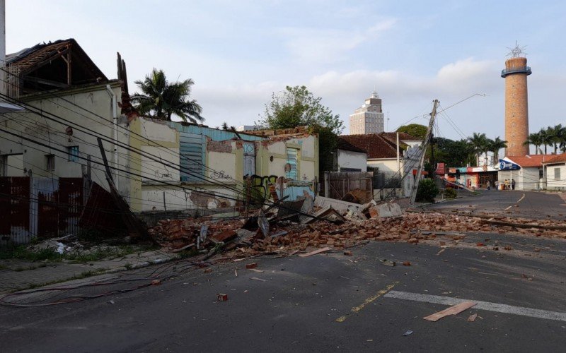 Fachada de prédio cai e interdita rua de Campo Bom