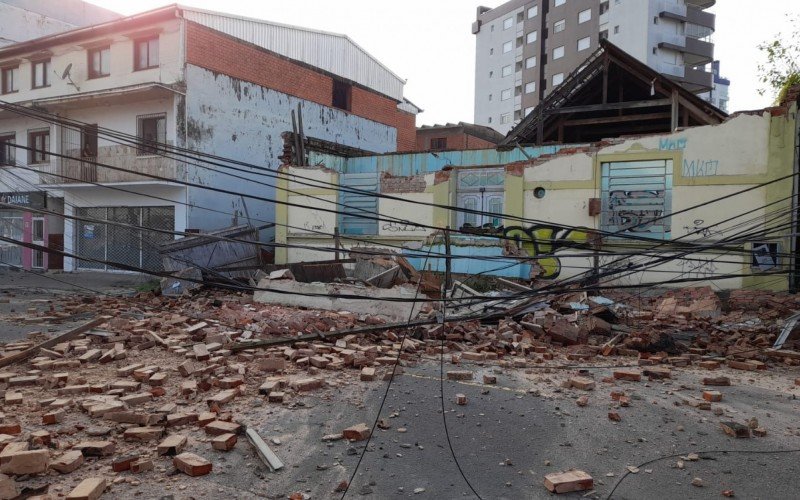 VÍDEO: Fachada de prédio cai e interdita rua de Campo Bom; veja o que já se sabe