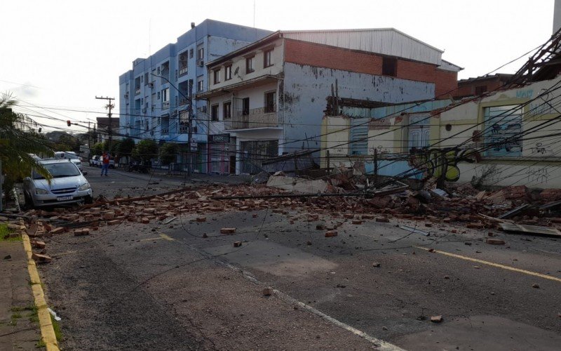 Fachada de prédio cai e interdita rua de Campo Bom