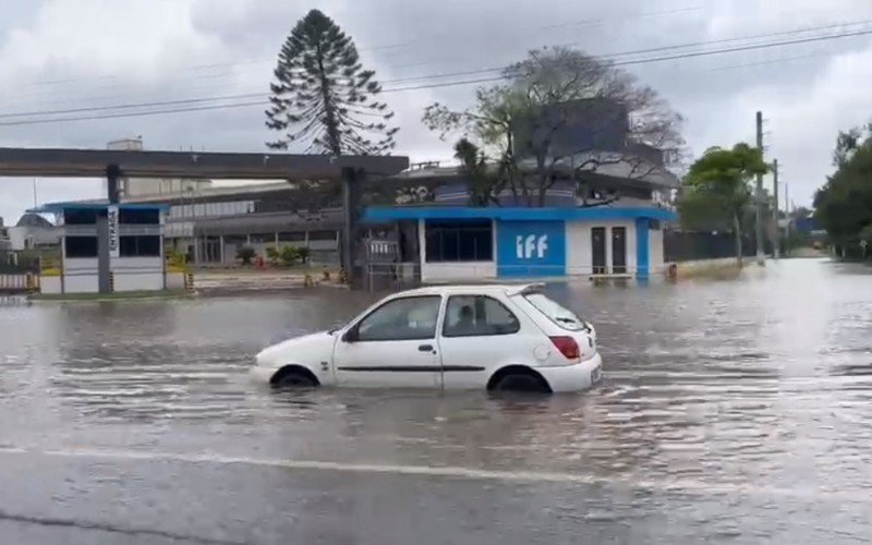 VÍDEO: Carro fica cercado pela água na lateral da BR-116; veja a situação no local