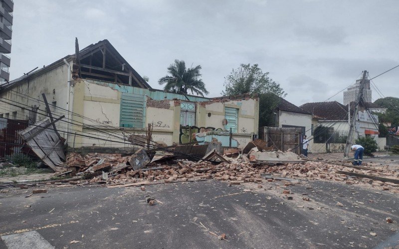 Fachada de prÃ©dio cai e interdita rua de Campo Bom; veja o que jÃ¡ se sabe