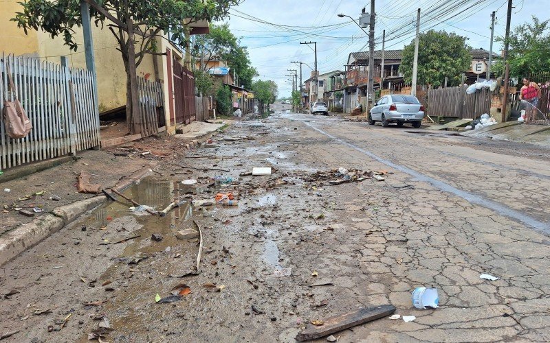 Moradores da rua rua Bruno Werner Storck, no Canudos, convivem com o lixo e o lodo apÃ³s as enchentes