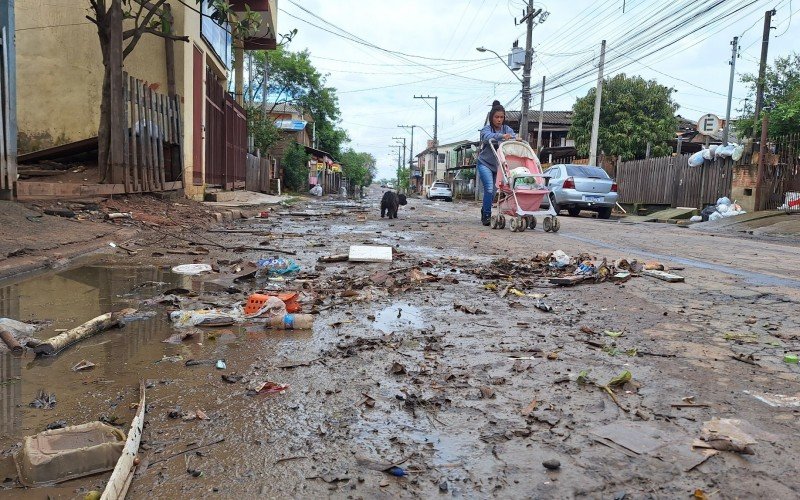 Moradores da rua rua Bruno Werner Storck, no Canudos, convivem com o lixo e o lodo após as enchentes | Jornal NH