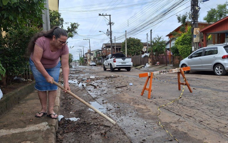 Juventina Padilha FranÃ§a aproveitou o escoamento da Ã¡gua para limpar a casa e remover o excesso de lodo em frente ao imÃ³vel 