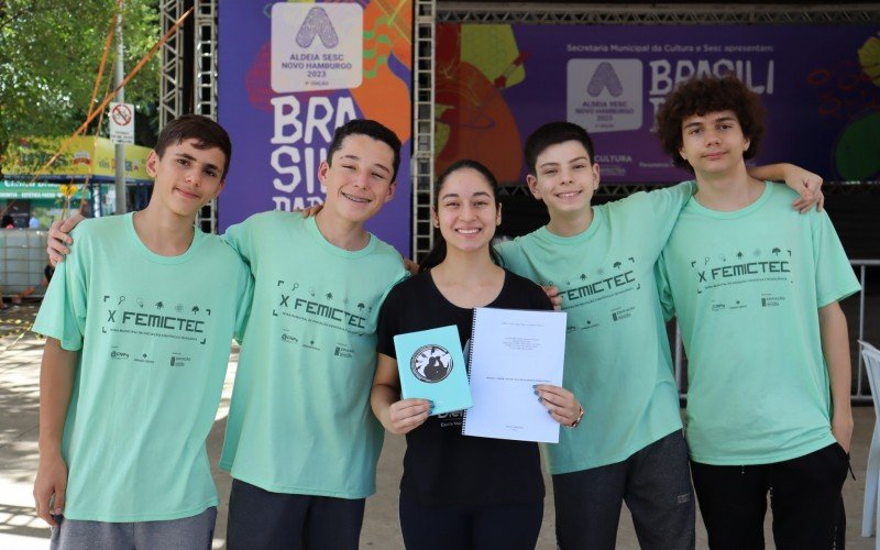 Grupo da Escola ProfÂª Adolfina J. M. DiefenthÃ¤ler, que apresentou o trabalho 