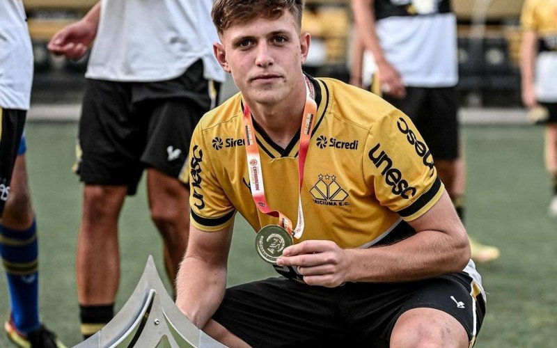 Lucas Bugs com a medalha de campeão catarinense sub-17  | Jornal NH