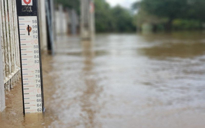 CHEIA DO SINOS: Nível do rio continua baixando em São Leopoldo