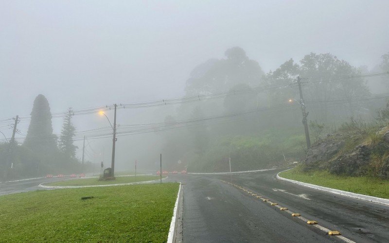 Acesso ao bairro Três Pinheiros, em Gramado 