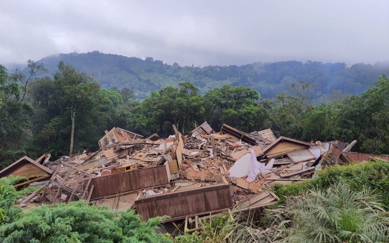 PrÃ©dio desaba apÃ³s movimentaÃ§Ã£o de terra em Gramado